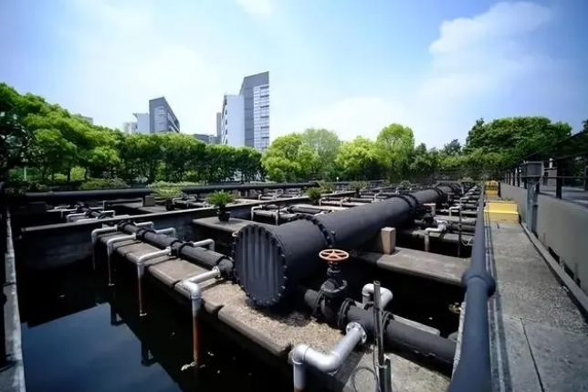 上海東區(qū)污水處理廠內(nèi)的污水處理設(shè)施 上海東區(qū)污水處理廠內(nèi)的污水處理設(shè)施