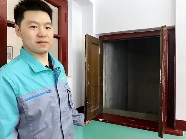 實(shí)驗(yàn)樓的一樓,有兩扇特殊的“小窗戶”,打開后就會(huì)出現(xiàn)一條“暗道” 實(shí)驗(yàn)樓的一樓,有兩扇特殊的“小窗戶”,打開后就會(huì)出現(xiàn)一條“暗道”