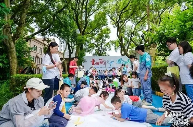 孩子們齊心合力完成一幅上海百年“治水藍(lán)圖” 孩子們齊心合力完成一幅上海百年“治水藍(lán)圖”